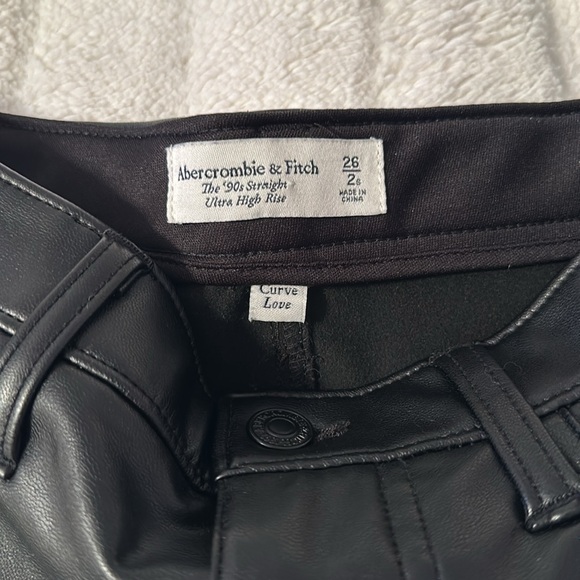 Abercrombie & Fitch Curve Love Vegan Leather 90s Straight Pant - Picture 4 of 6
